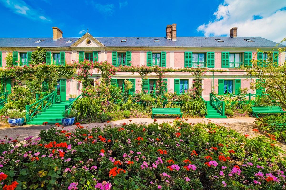 Claude Monet's pink house and flower garden in Giverny